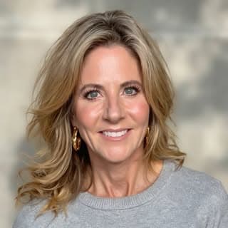 Tracey Rogers Style and Fashion for Women Over 50 profile image