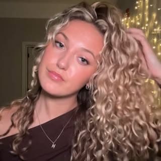 HANNAH SPARKS | curly hair tips + lifestyle profile image