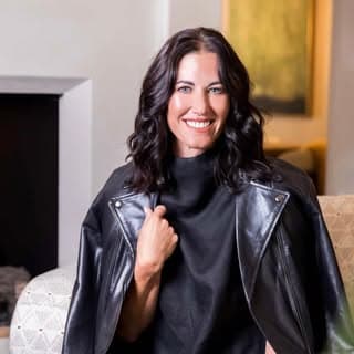 Emily Breeze profile image