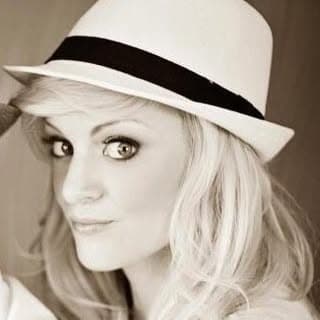 Angela Ribeiro profile image